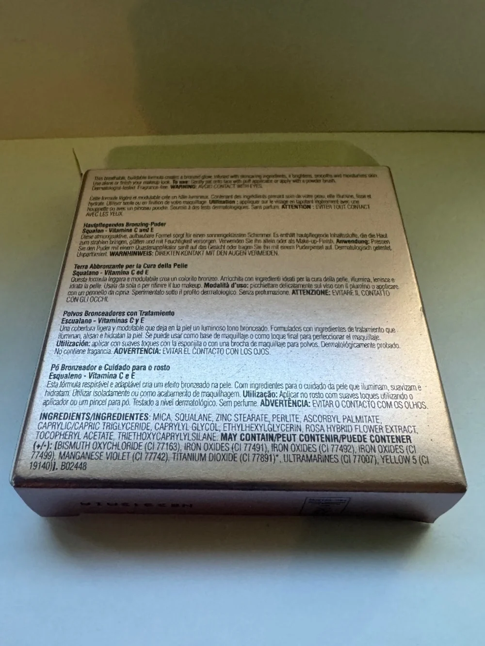 Elizabeth Arden Flawless Finish Skincaring Pressed Powder in 